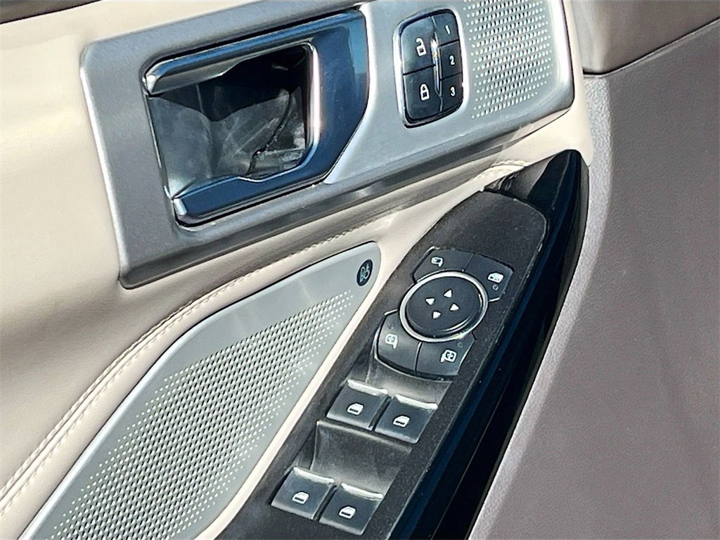 Used 2022 Ford Explorer Platinum w/ Equipment Group 601A image 18