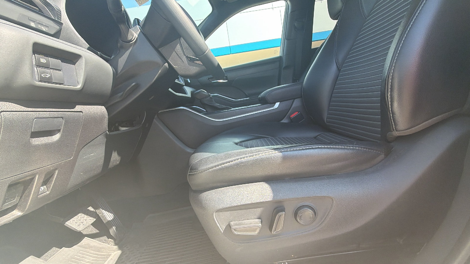Used 2021 Toyota Highlander XSE FWD image 9