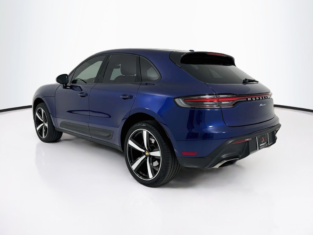 Certified 2025 Porsche Macan AWD/4WD image 3