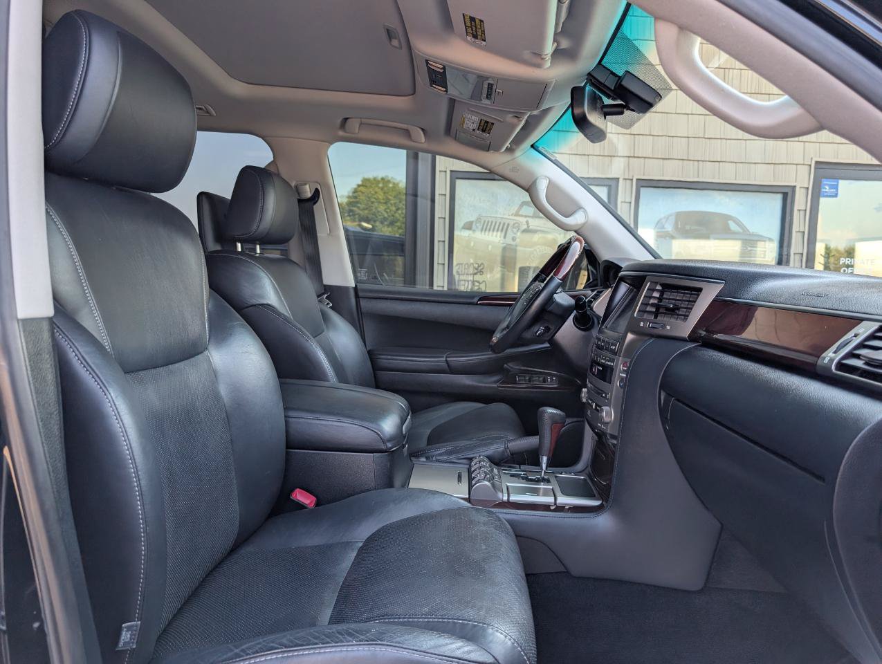 Used 2013 Lexus LX 570 4WD w/ Luxury Pkg w/Pre-crash image 25