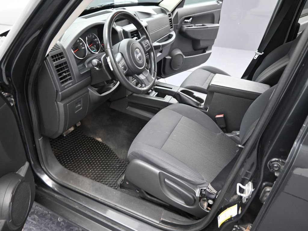 Used 2011 Jeep Liberty Sport image 11