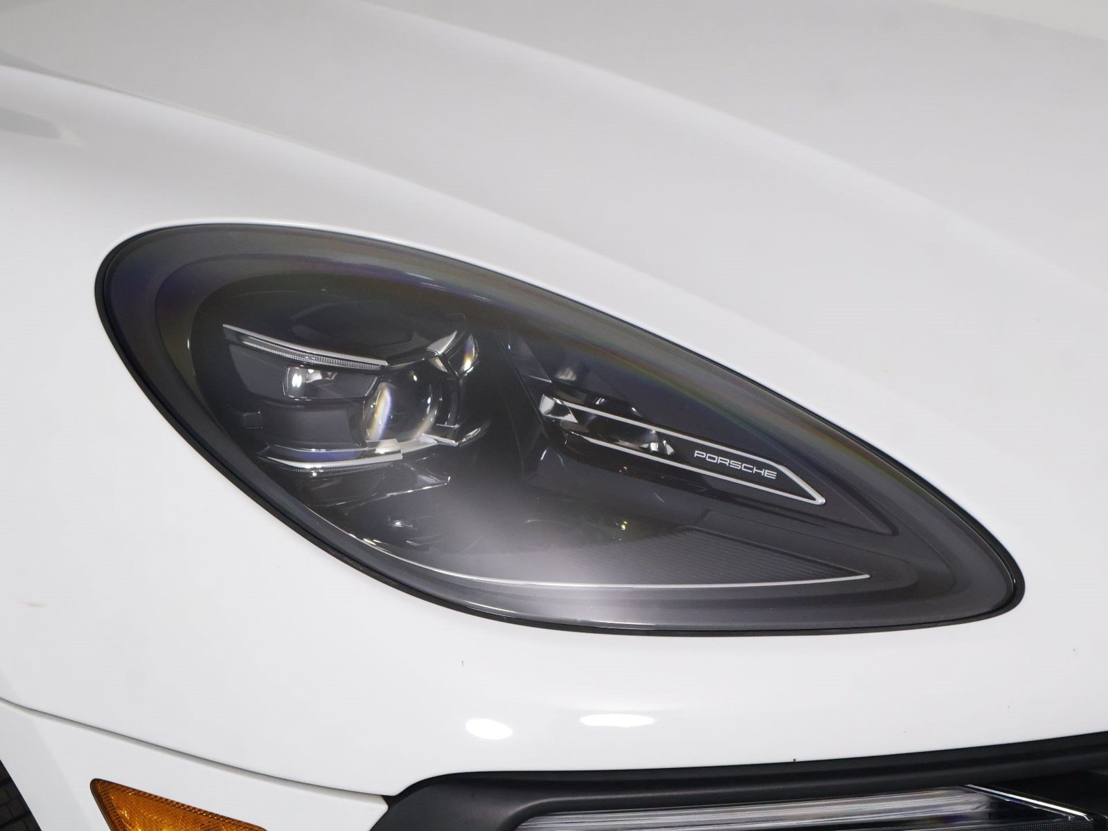 Certified 2023 Porsche Macan AWD/4WD image 28