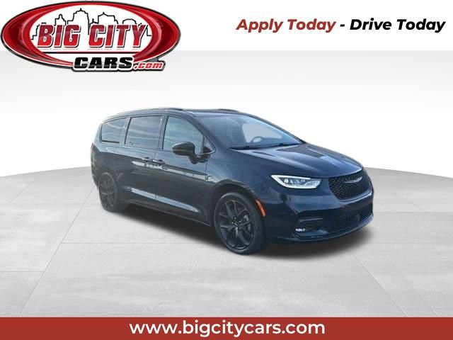 Used 2023 Chrysler Pacifica Limited w/ Uconnect Theater Family Group