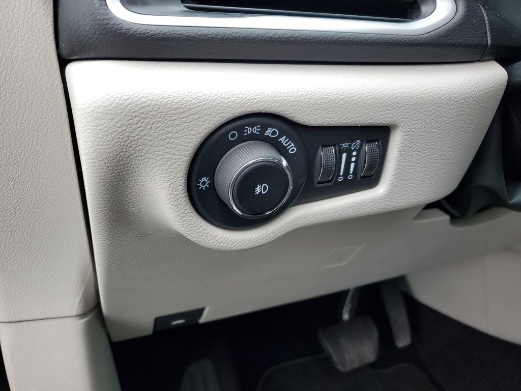 Used 2024 Chrysler Pacifica Touring-L FWD image 13