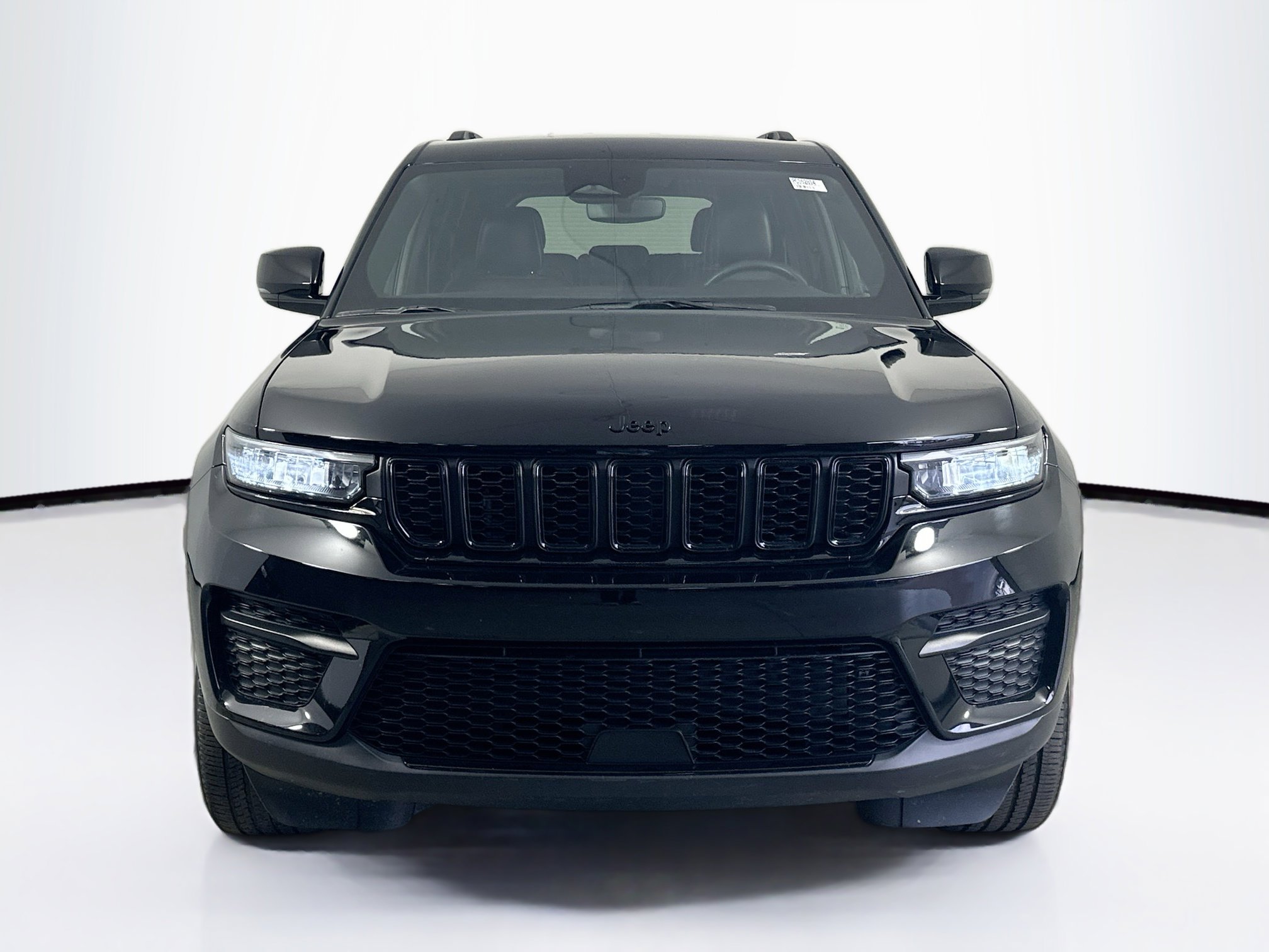 Used 2023 Jeep Grand Cherokee Altitude image 2