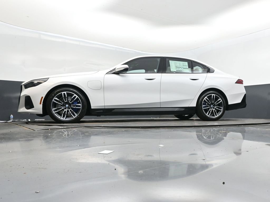New 2026 BMW 550e xDrive w/ Executive Package image 40