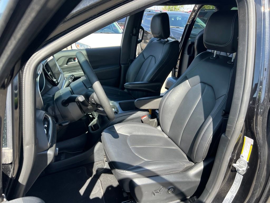 Used 2025 Chrysler Pacifica Select FWD image 17