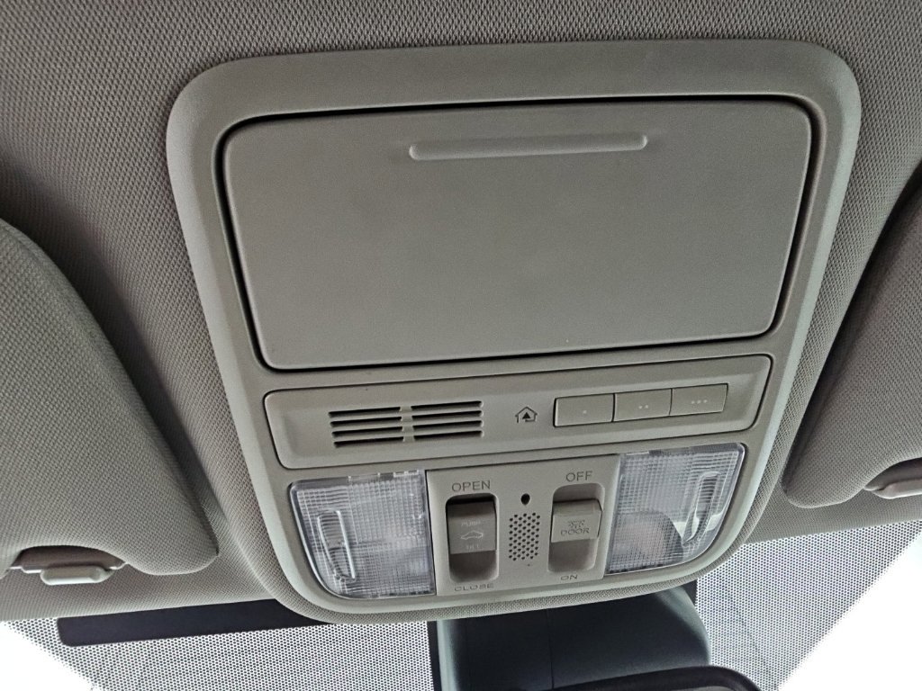 Used 2016 Honda Odyssey Touring Elite image 18
