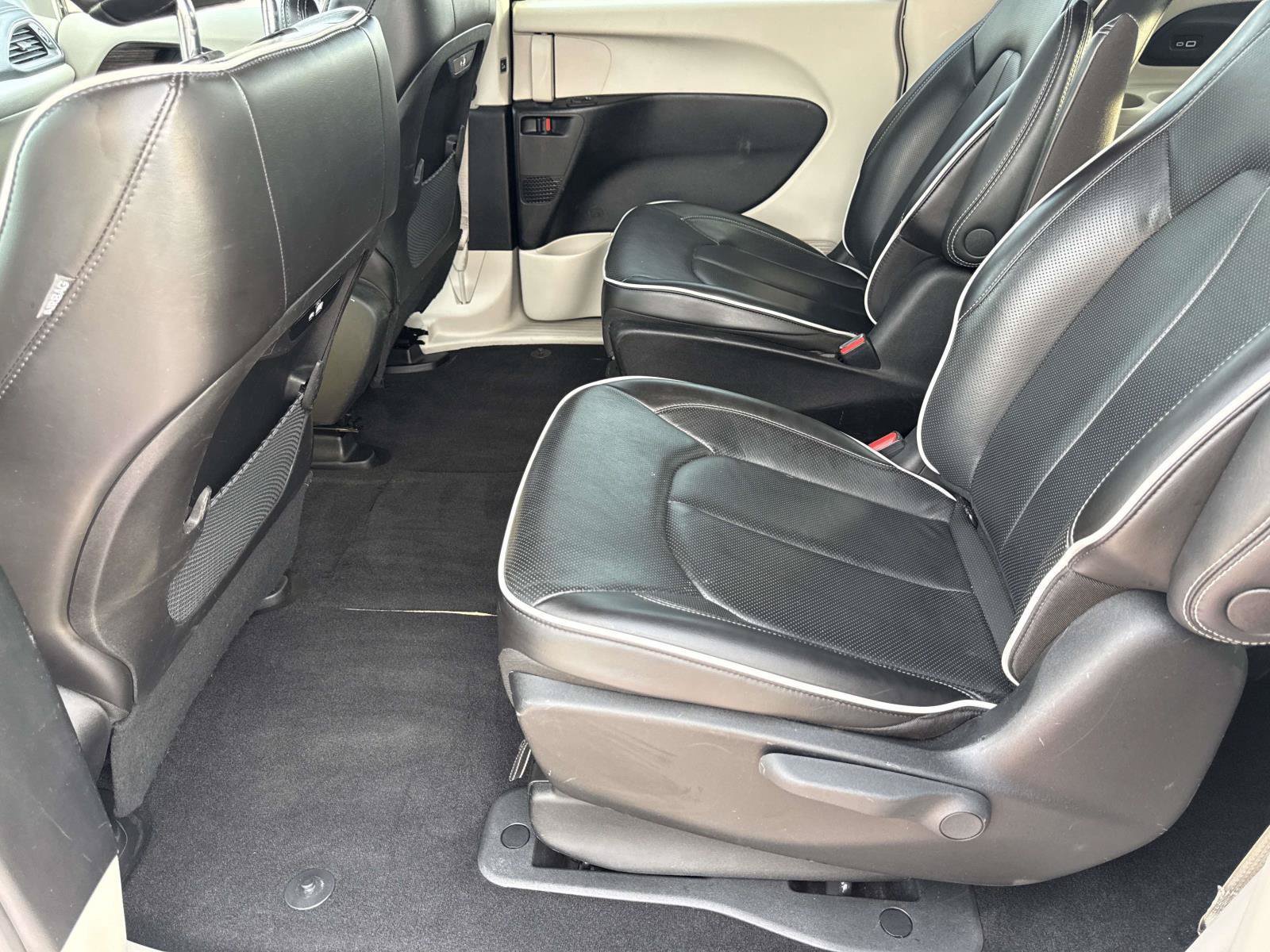 Used 2023 Chrysler Pacifica Limited FWD image 17