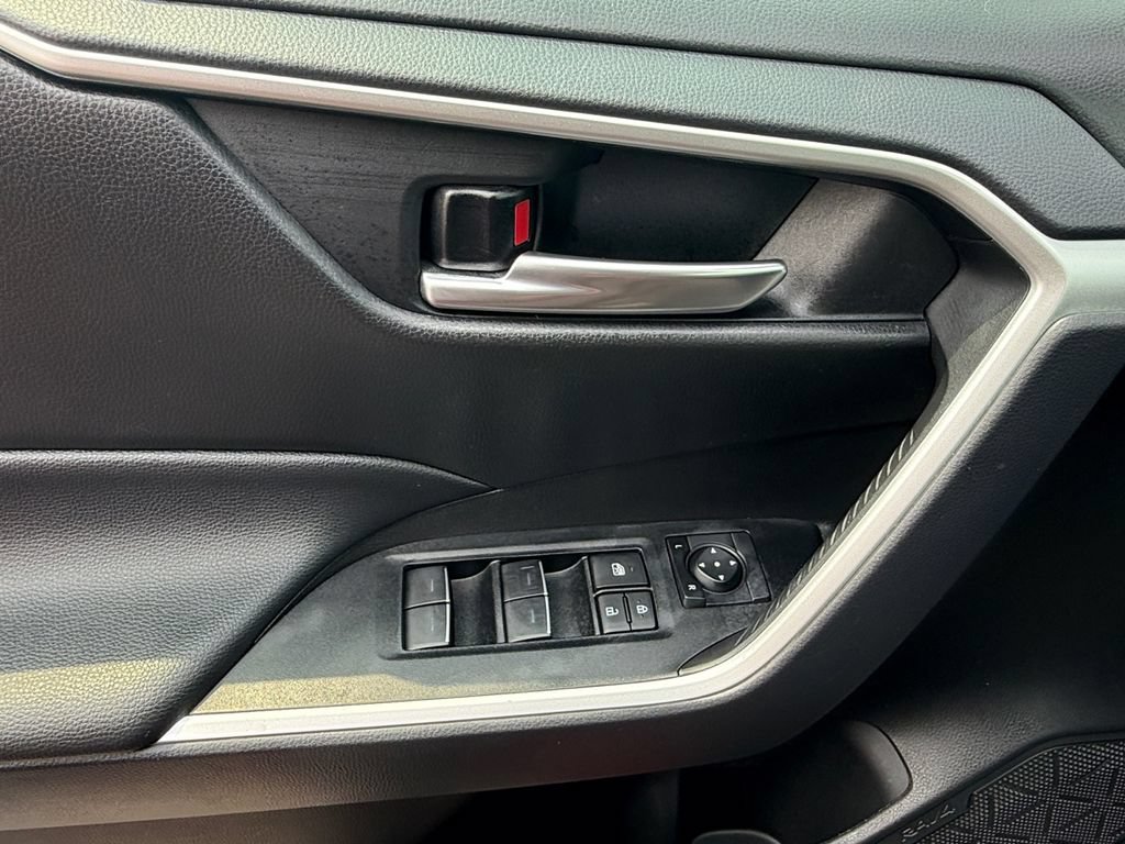 Used 2025 Toyota RAV4 XLE AWD/4WD image 11