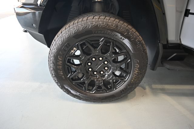 New 2026 GMC Hummer EV SUV w/ LPO, Dark Essentials Package AWD/4WD image 36