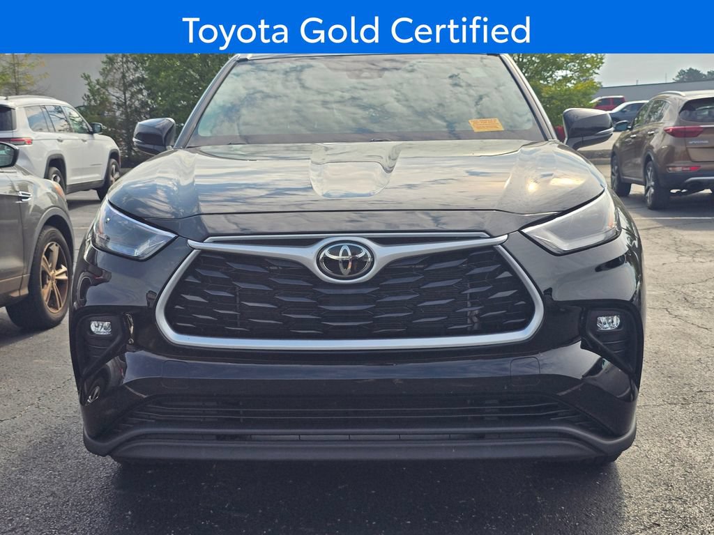 Used 2022 Toyota Highlander XLE AWD/4WD image 2