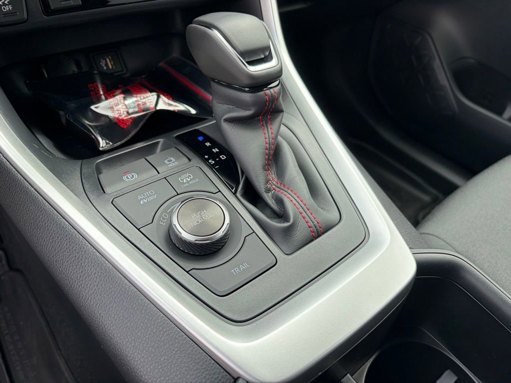 Used 2025 Toyota RAV4 SE image 24