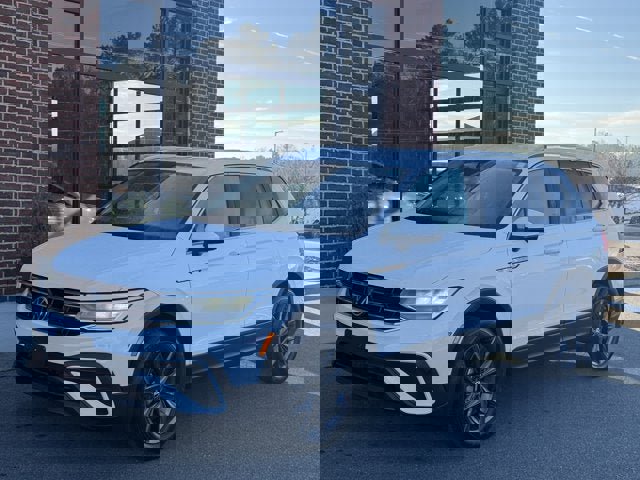 Used 2022 Volkswagen Tiguan SE image 1