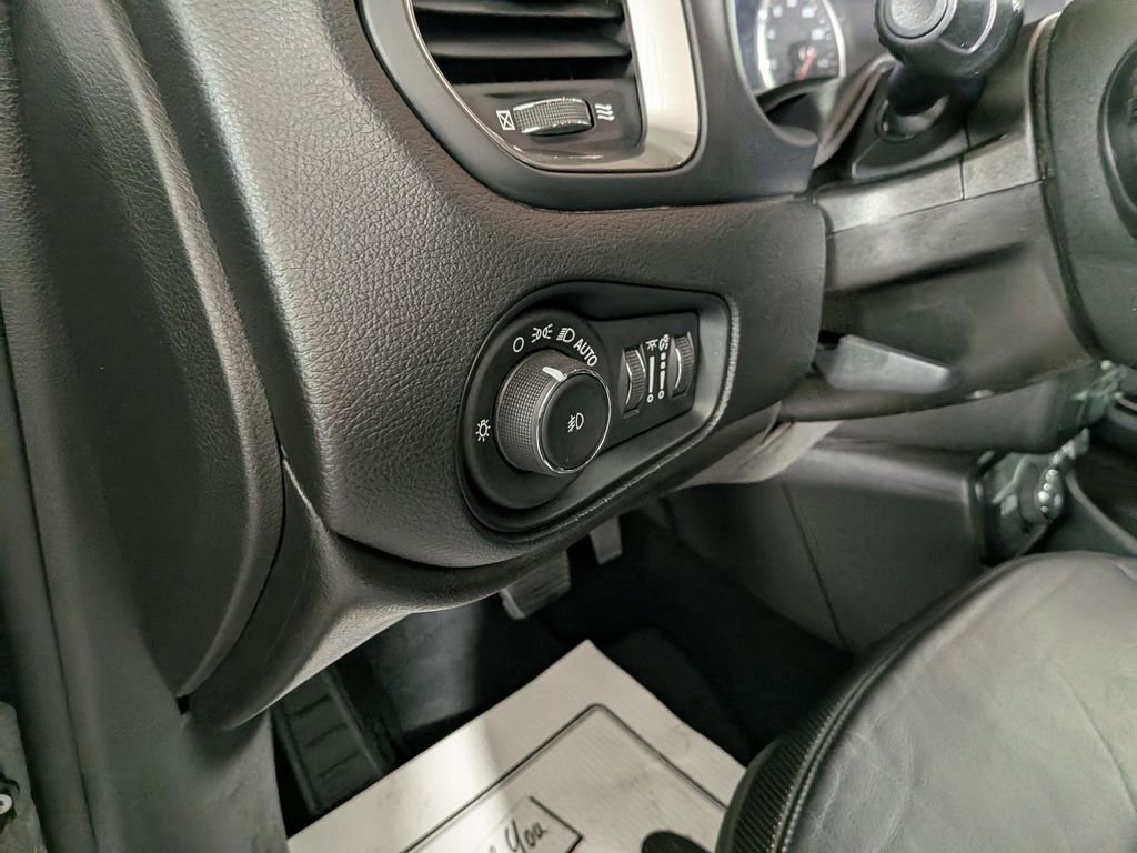 Used 2019 Jeep Renegade Limited image 18