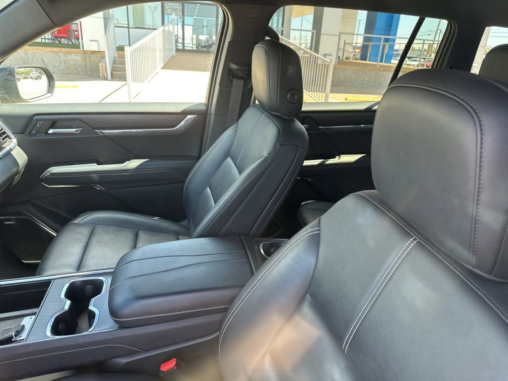 Used 2024 GMC Acadia Elevation AWD/4WD image 3