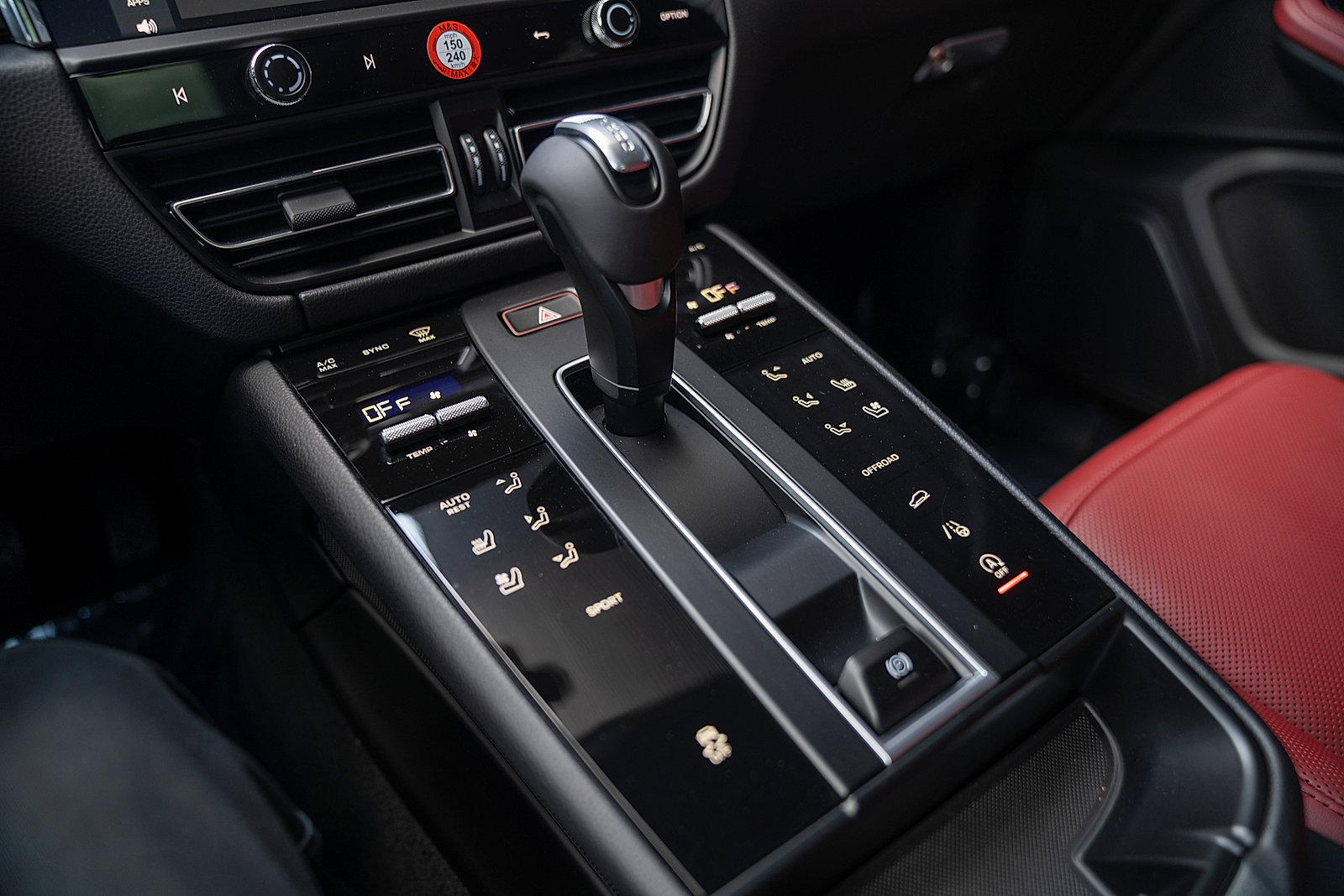 Certified 2026 Porsche Macan AWD/4WD image 14