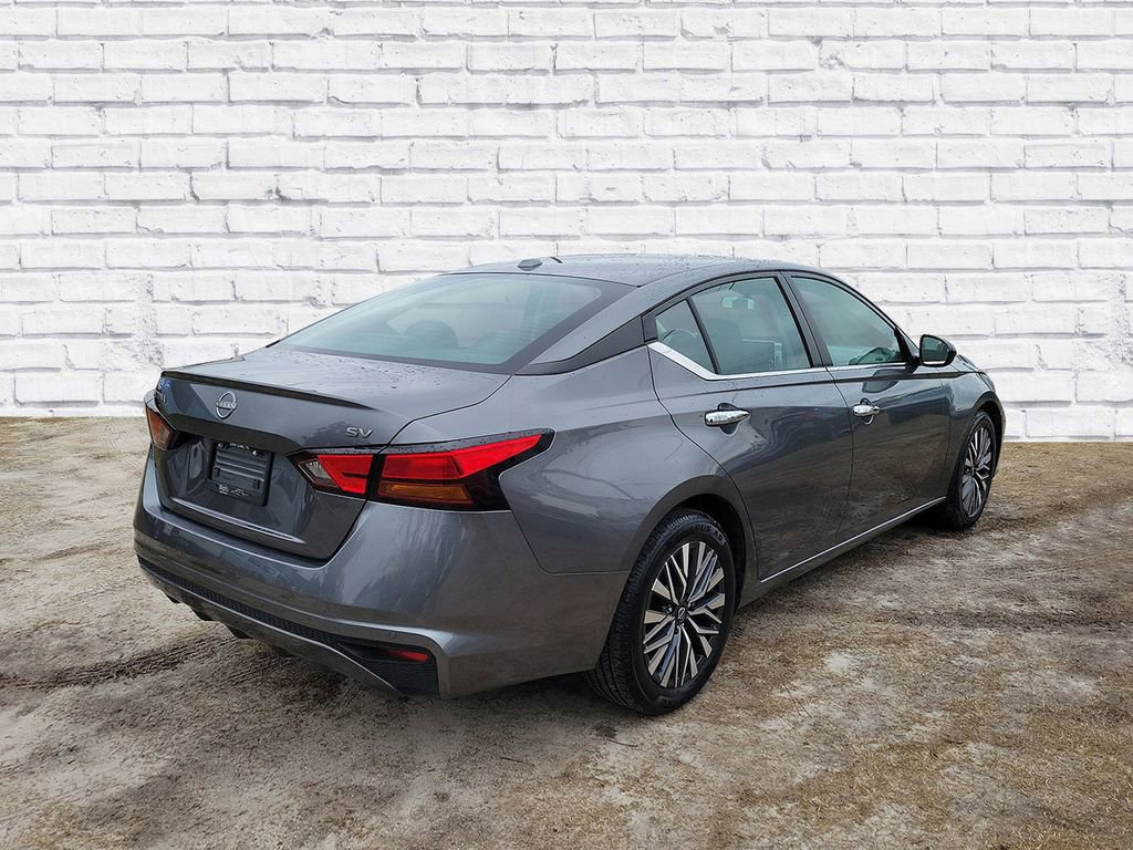 Used 2024 Nissan Altima 2.5 SV image 2