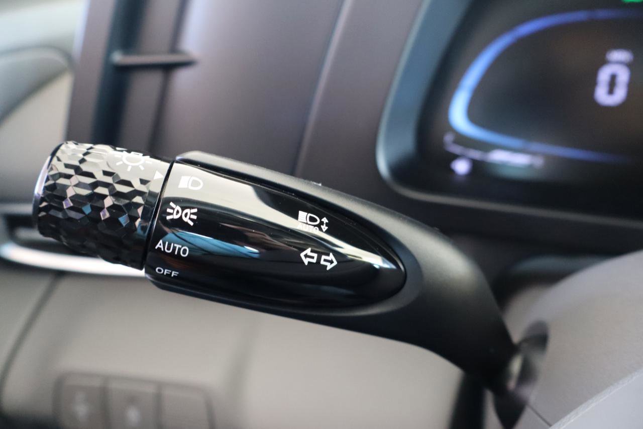 Used 2025 Hyundai Elantra SE image 24