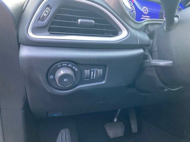 Used 2025 Chrysler Pacifica Select FWD image 16