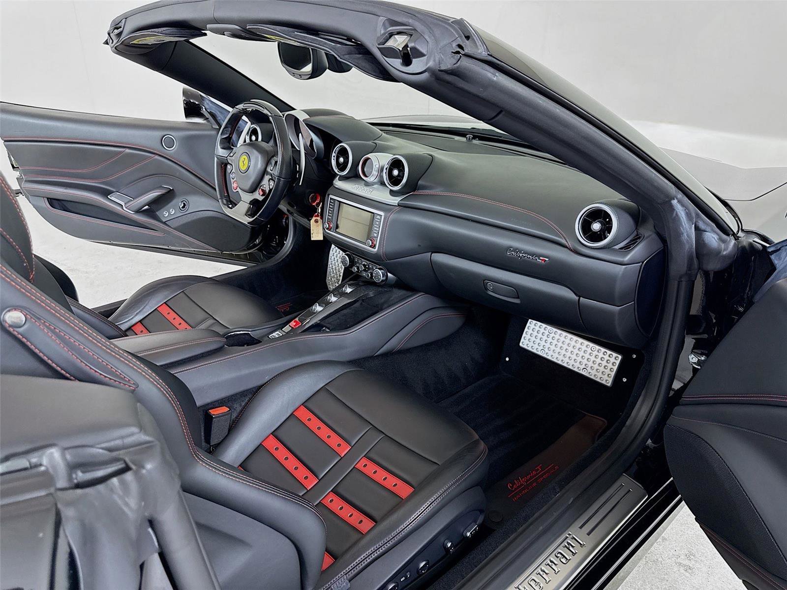 Used 2018 Ferrari California T image 32