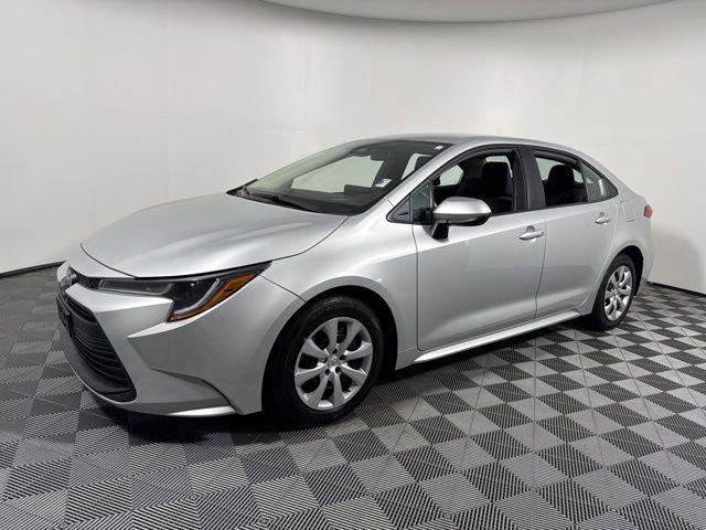 Used 2023 Toyota Corolla LE image 2