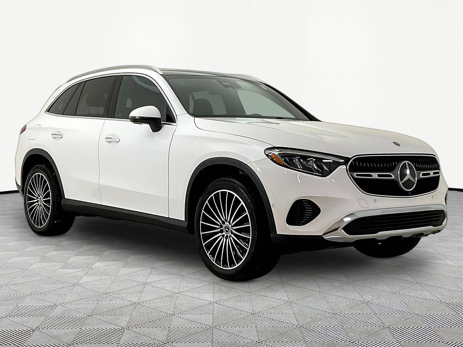 Used 2026 Mercedes-Benz GLC 300 4MATIC image 3