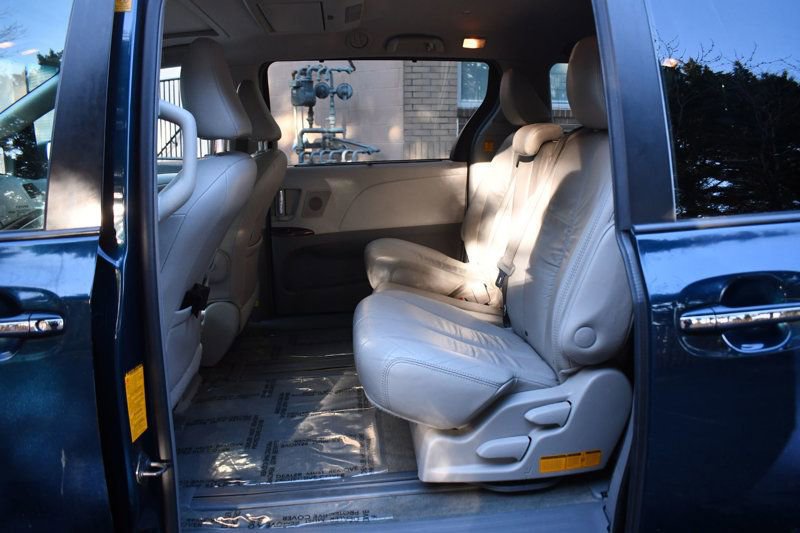 Used 2011 Toyota Sienna XLE w/ Premium Pkg image 27