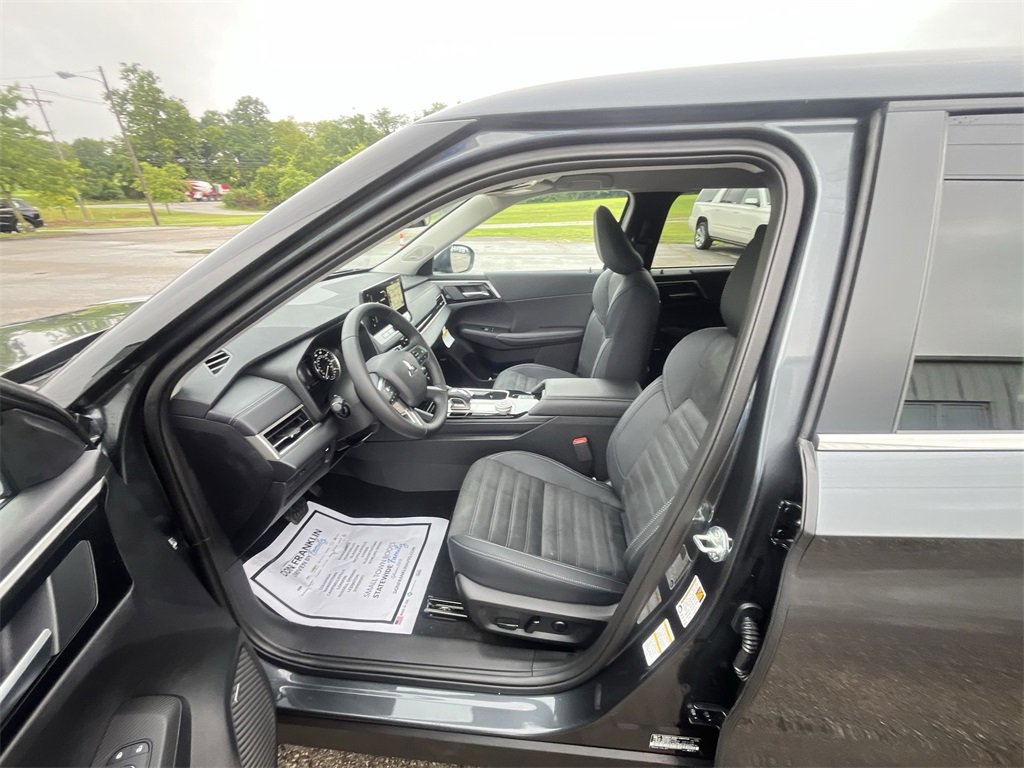 New 2025 Mitsubishi Outlander SE image 11
