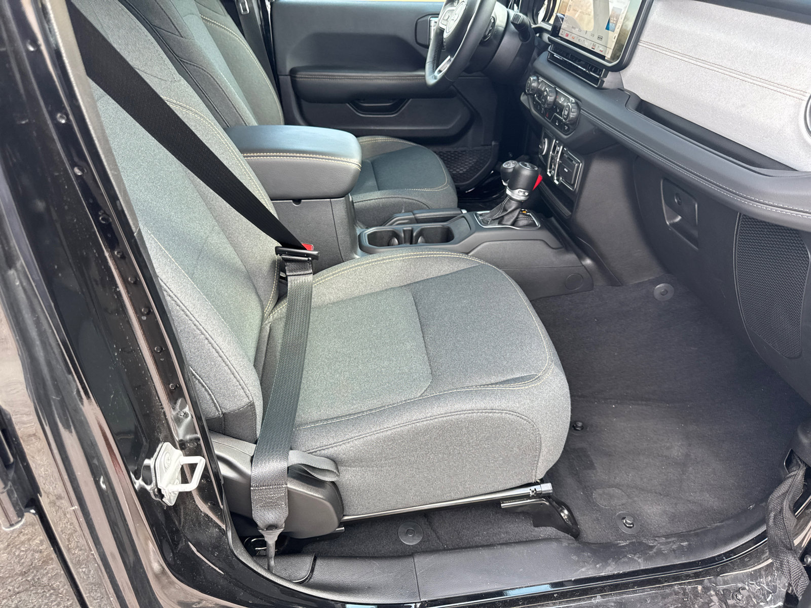 Used 2025 Jeep Wrangler Sahara image 13
