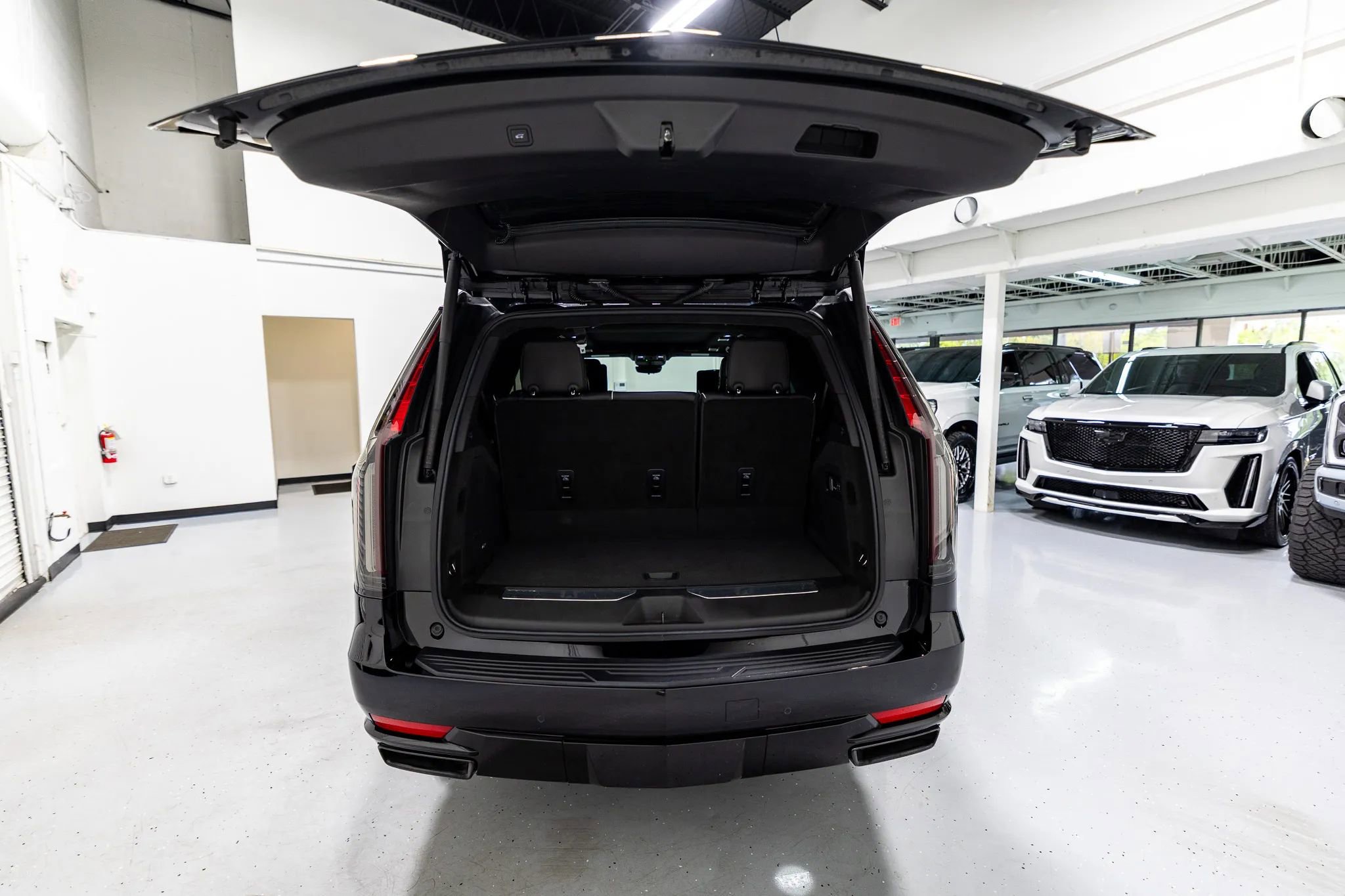 Used 2023 Cadillac Escalade Sport Platinum w/ LPO, ONYX Package AWD/4WD image 26