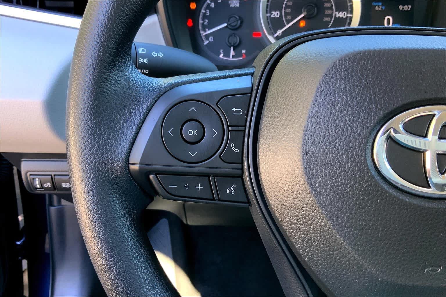Used 2020 Toyota Corolla LE FWD image 23