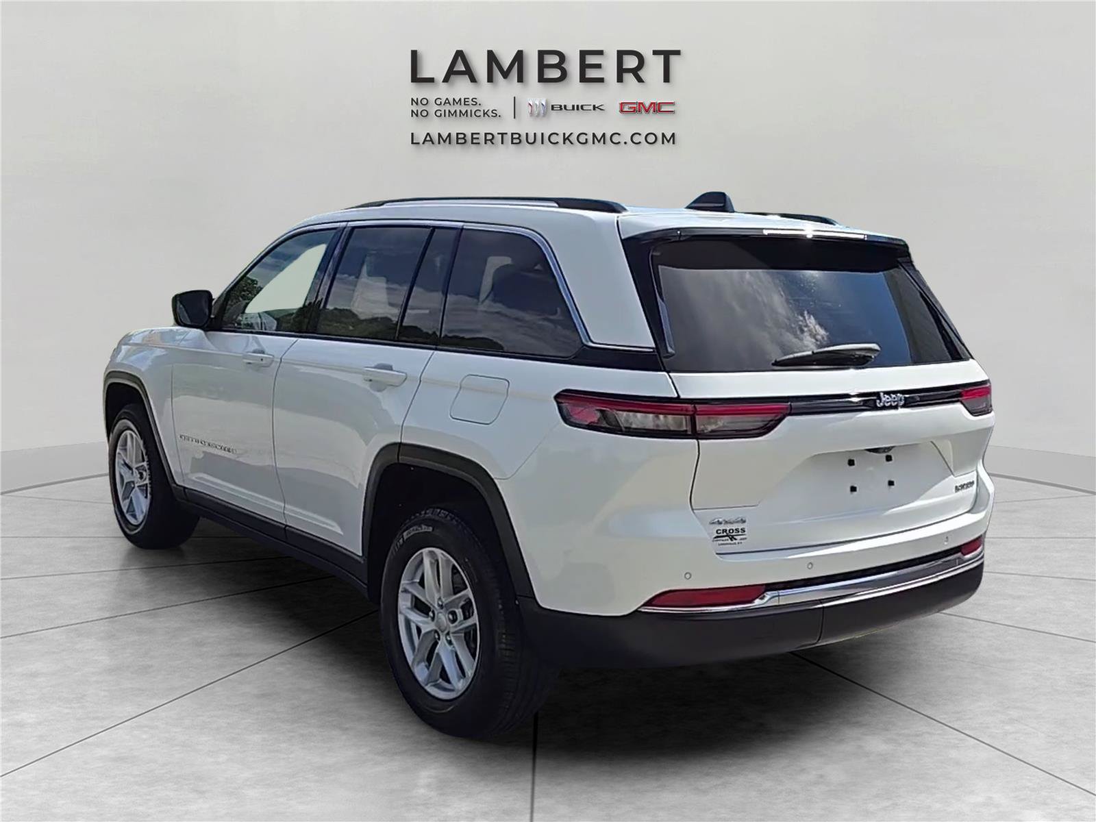 Used 2023 Jeep Grand Cherokee Laredo w/ Luxury Tech Group I AWD/4WD image 3