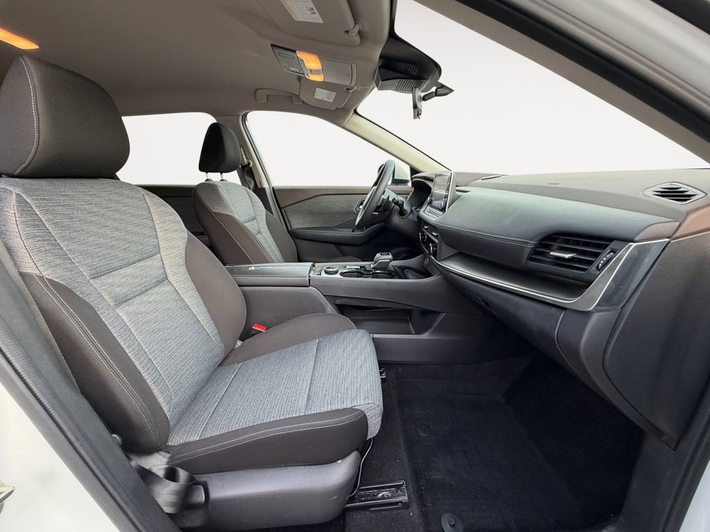 Used 2023 Nissan Rogue SV image 12