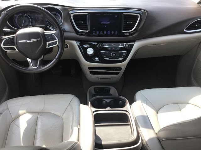 Used 2017 Chrysler Pacifica Touring-L FWD image 43
