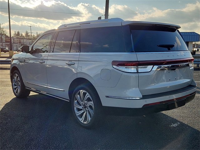 Used 2023 Lincoln Navigator Reserve image 4