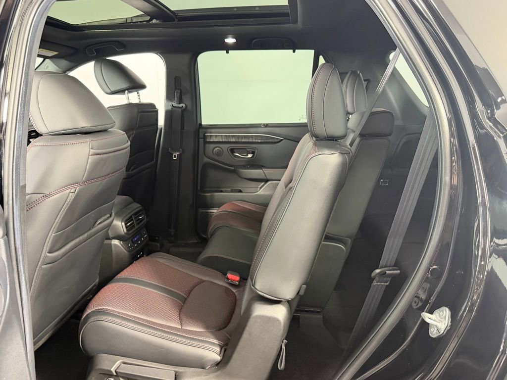 Used 2025 Honda Pilot Black Edition image 27