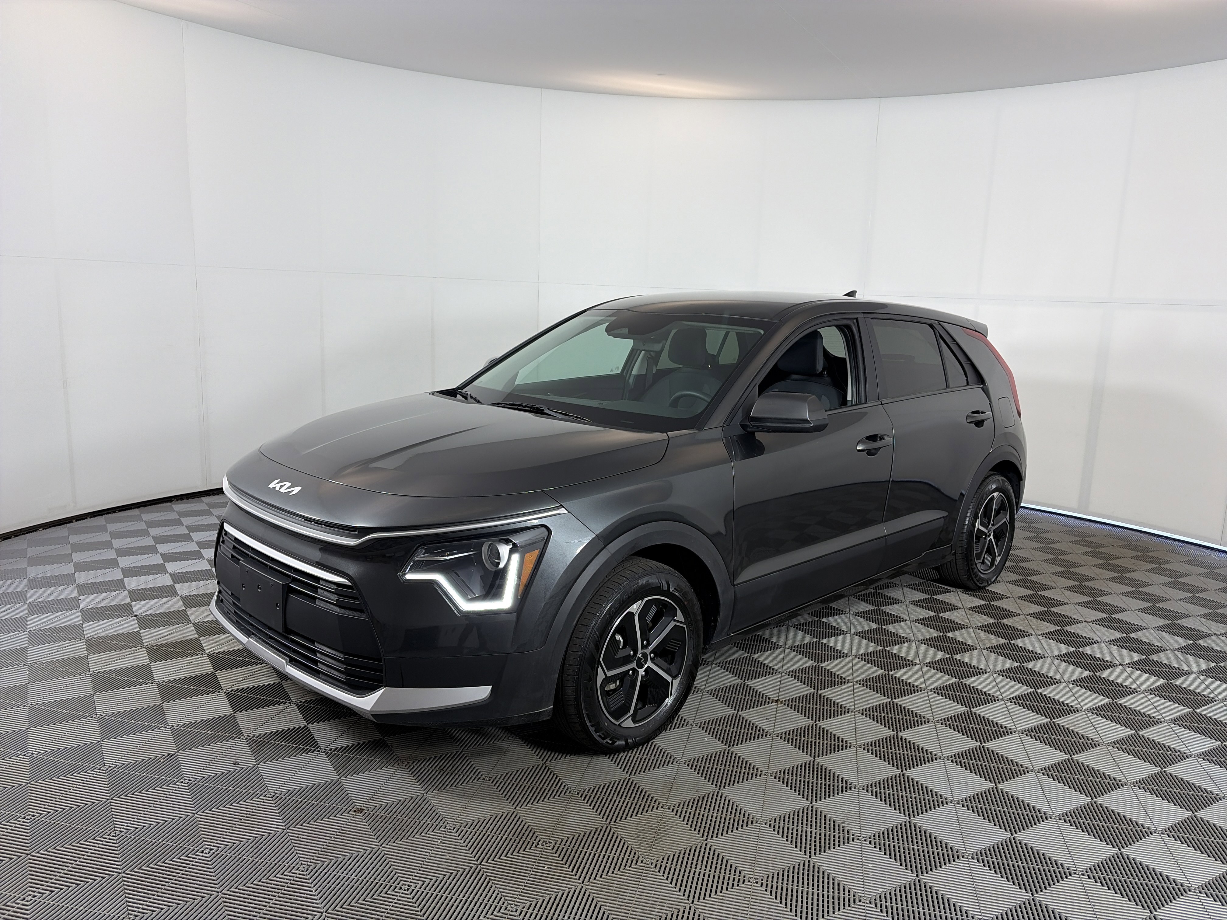 Used 2024 Kia Niro LX FWD image 2