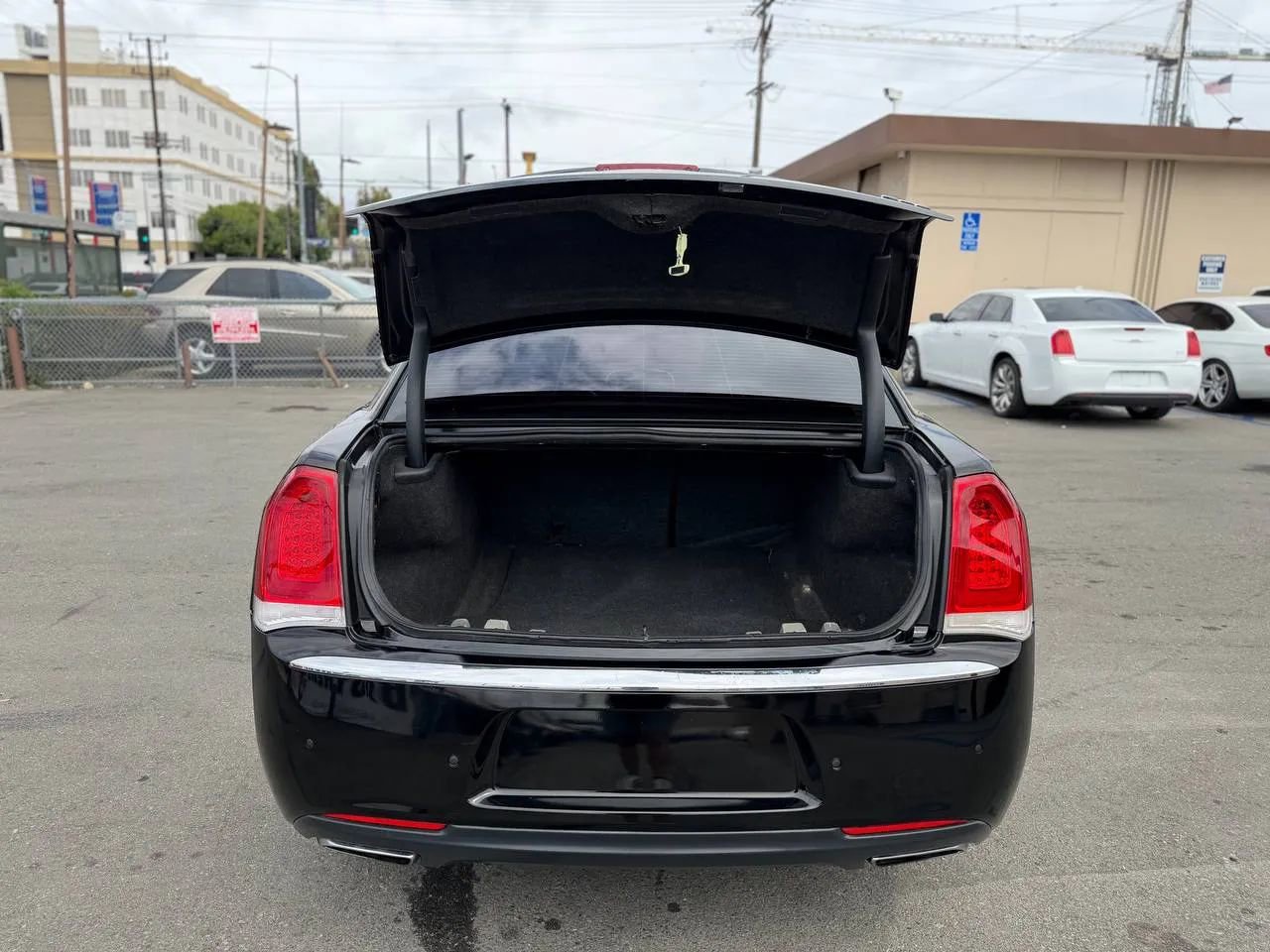 Used 2018 Chrysler 300 Limited RWD image 30