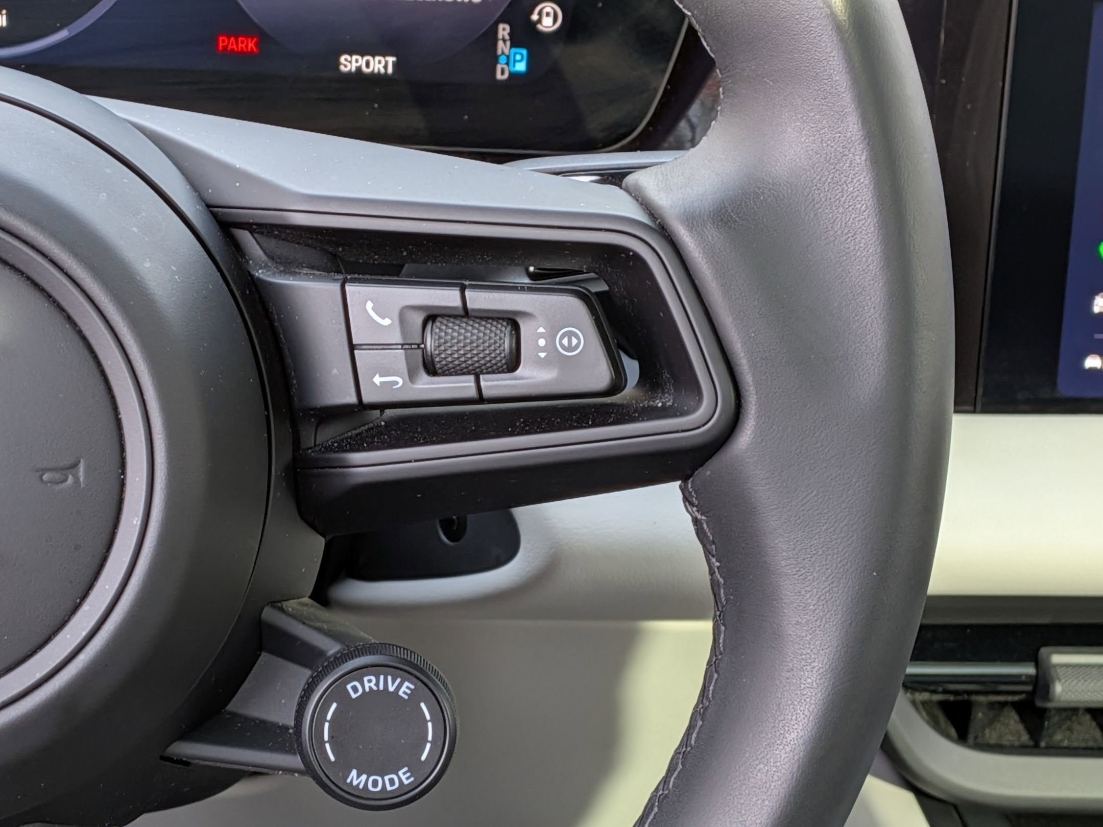 Certified 2025 Porsche Macan 4S Electric AWD/4WD image 10