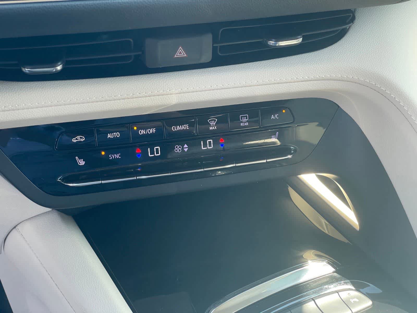 Used 2023 Buick Envision Essence AWD/4WD image 18