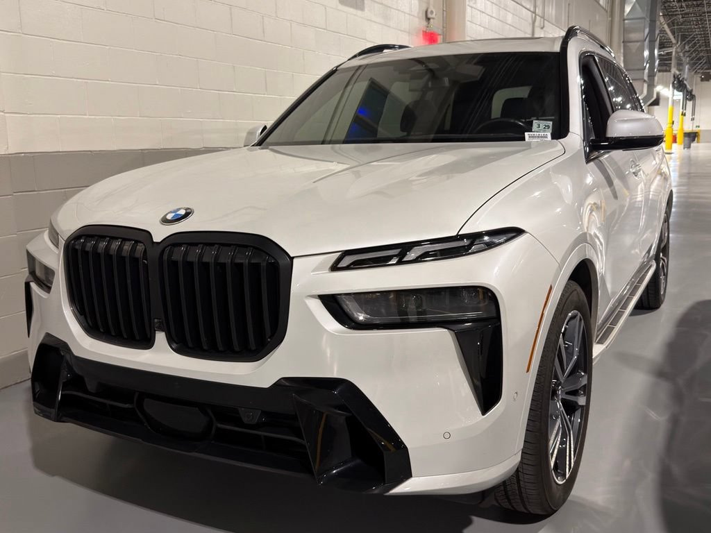 Used 2024 BMW X7 xDrive40i w/ M Sport Package AWD/4WD image 1