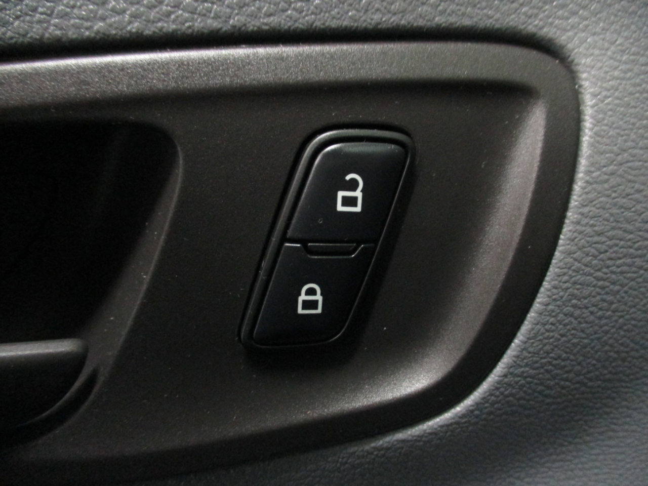 Used 2018 Ford Transit 150 XLT image 15