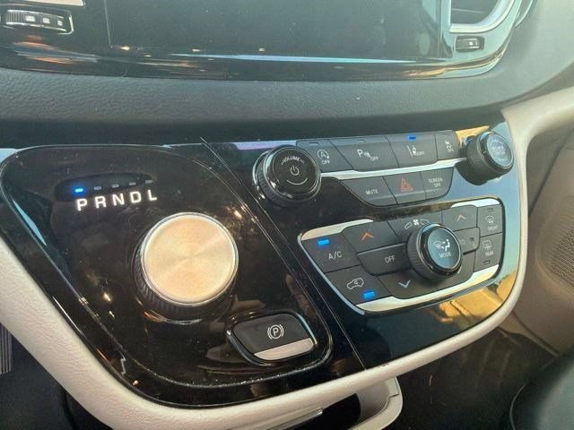Used 2023 Chrysler Pacifica Touring-L FWD image 7