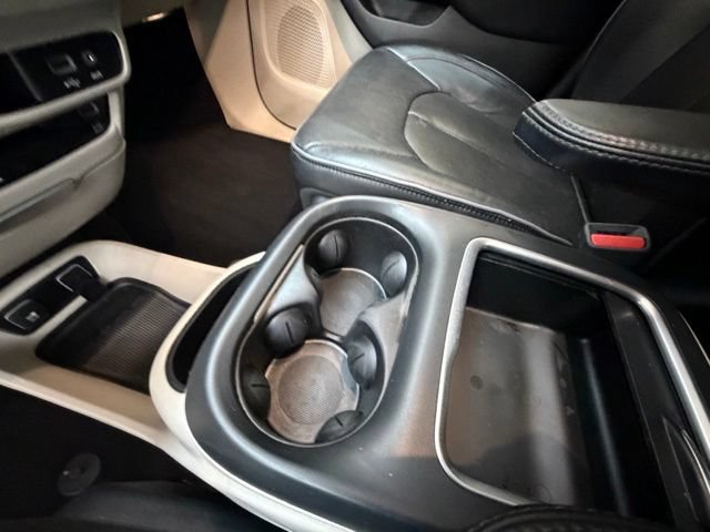 Used 2017 Chrysler Pacifica Limited w/ UConnect Theater Package FWD image 22