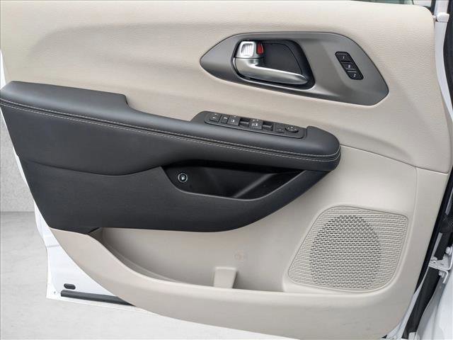 Used 2024 Chrysler Pacifica Select image 11