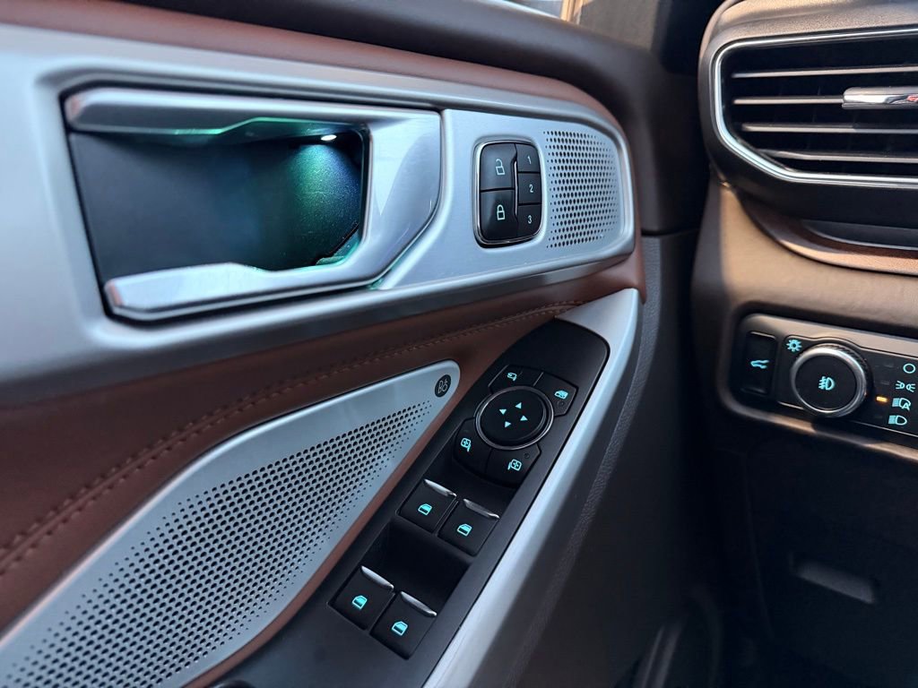 Used 2023 Ford Explorer King Ranch w/ Technology Package image 27