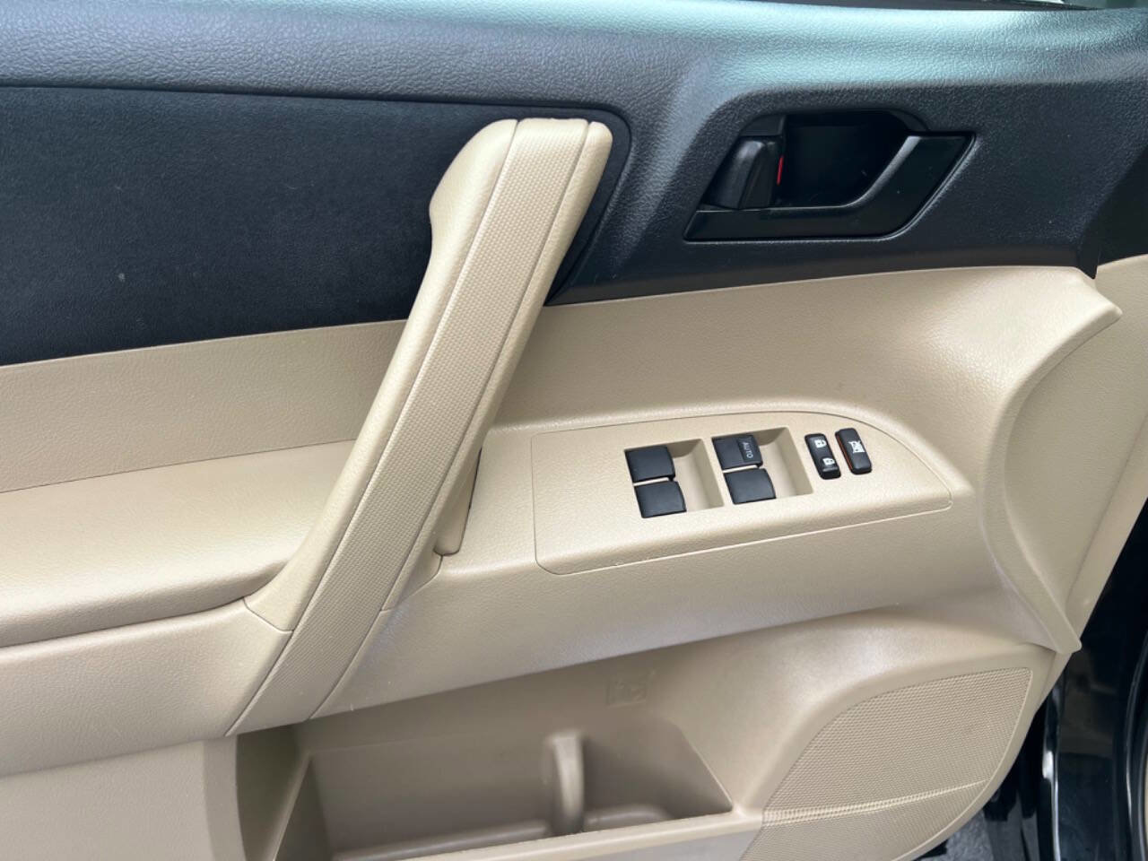 Used 2011 Toyota Highlander 2WD image 7