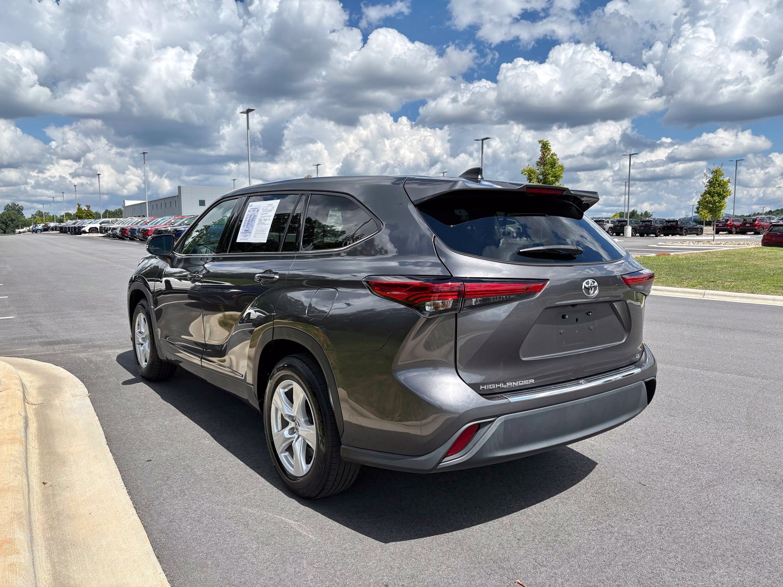 Used 2022 Toyota Highlander LE FWD image 6