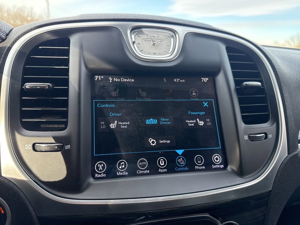 Used 2017 Chrysler 300 Limited image 27